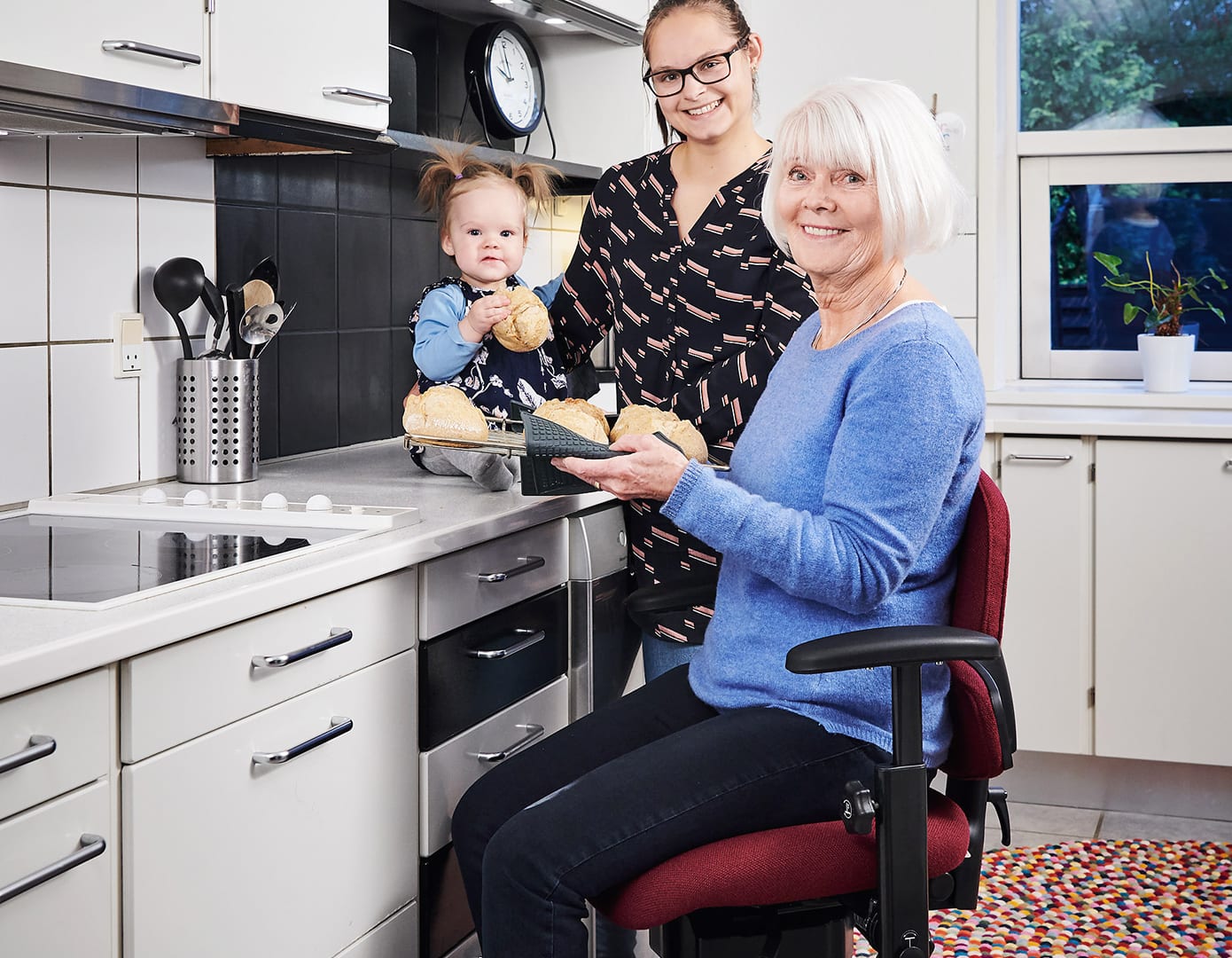 Stol med hjul og bremse T700 glad familie 2