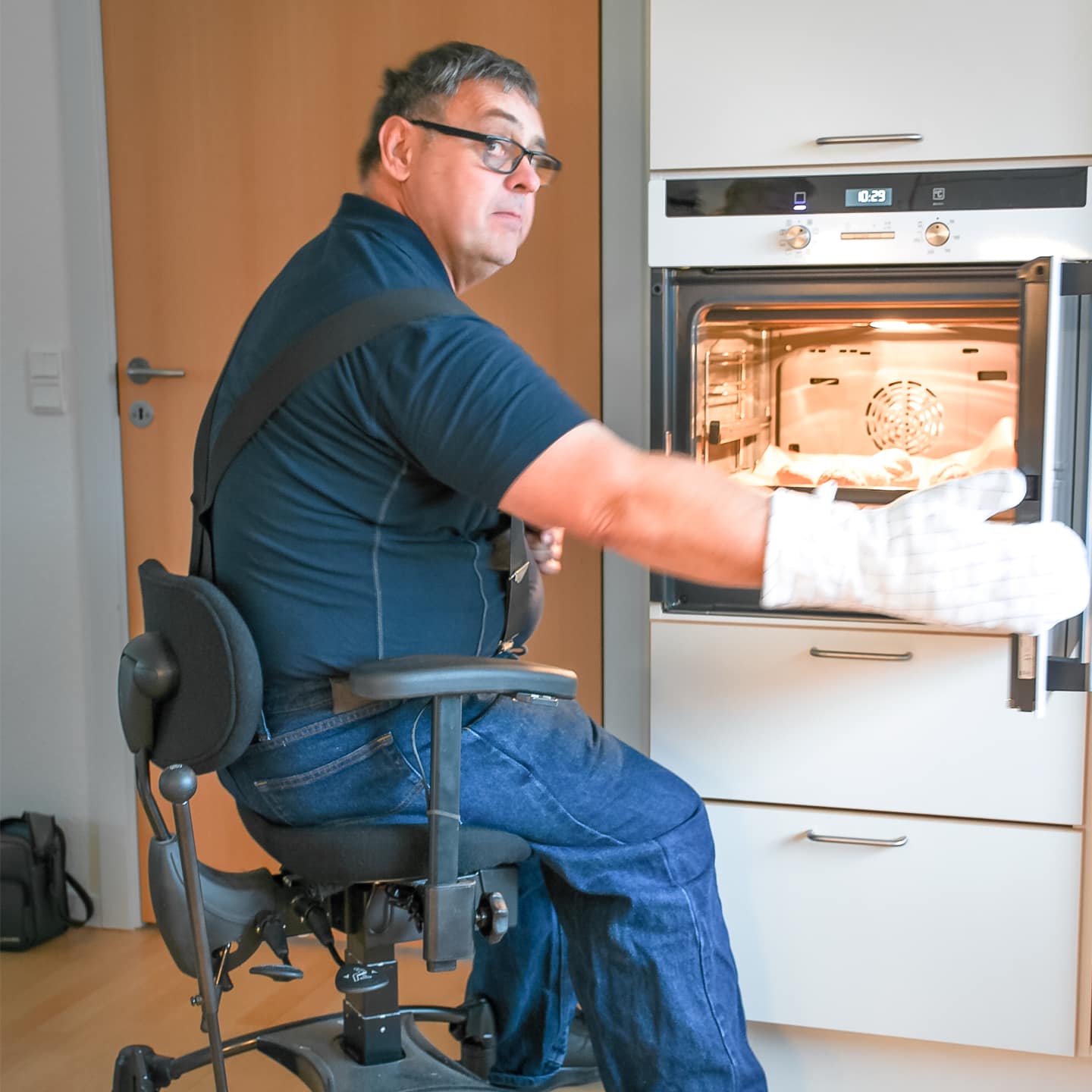 Ståstøttestol med sædeløft case claus 1 1