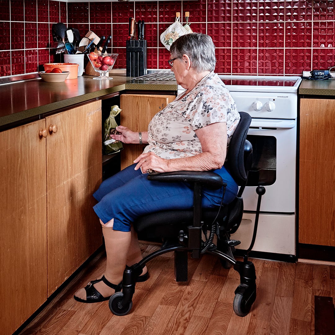 lilly ved skab omvendt