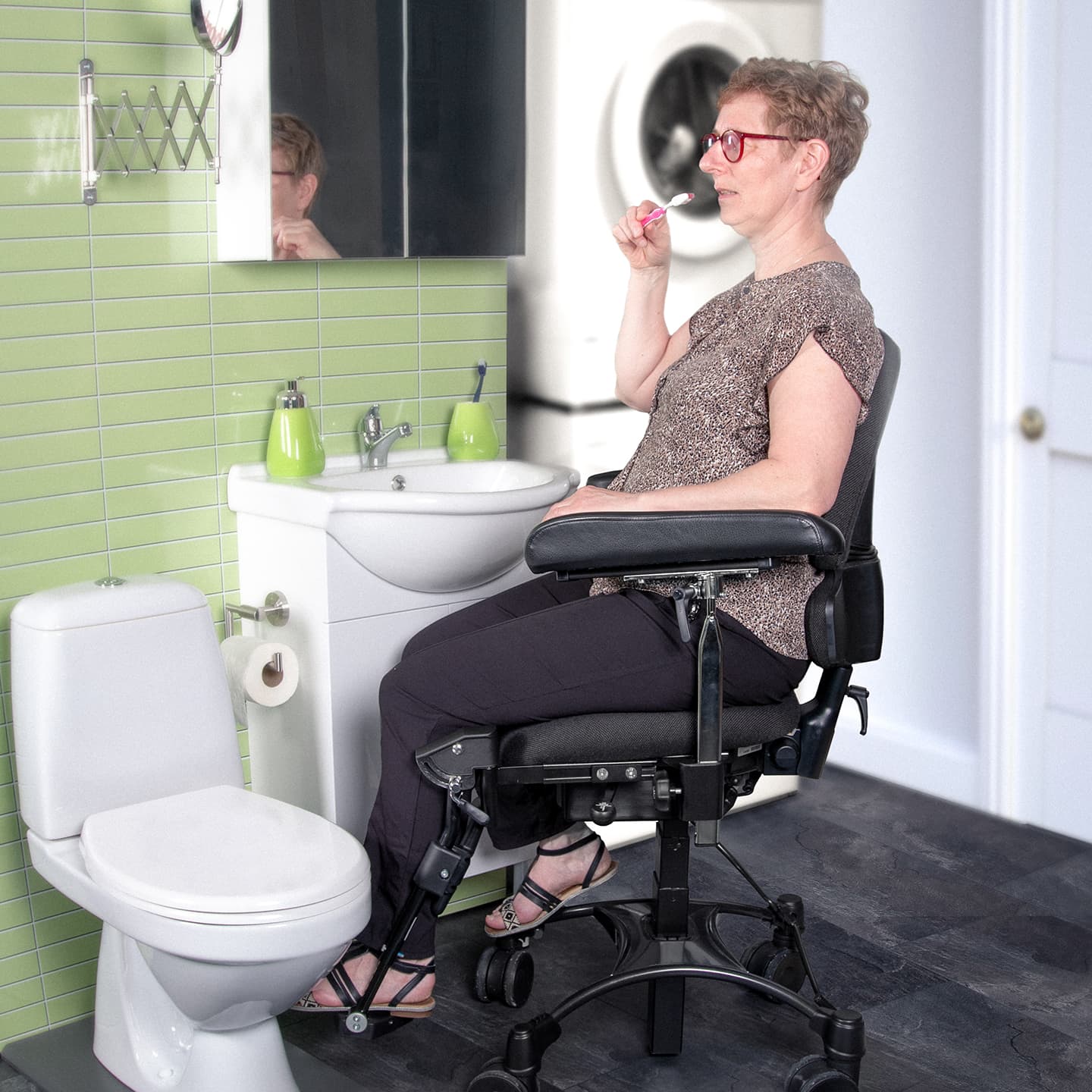 VELA Tango 500 arbejdsstol med tilbehør woman in bathroom