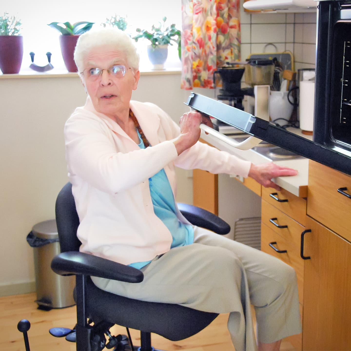 arbejdsstol køkken case solvej ovn