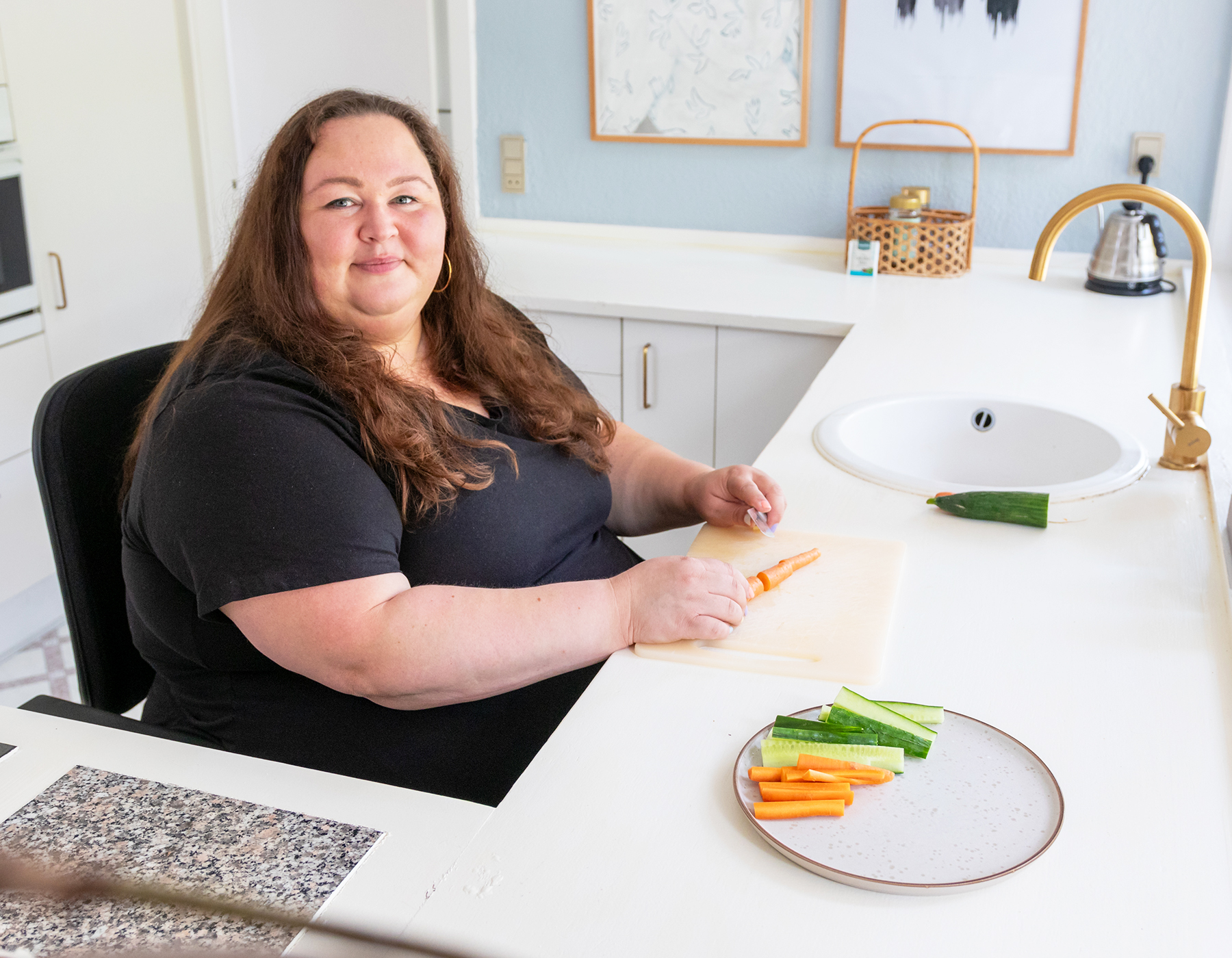 Kvinne sitter i en VELA bariatrisk stol