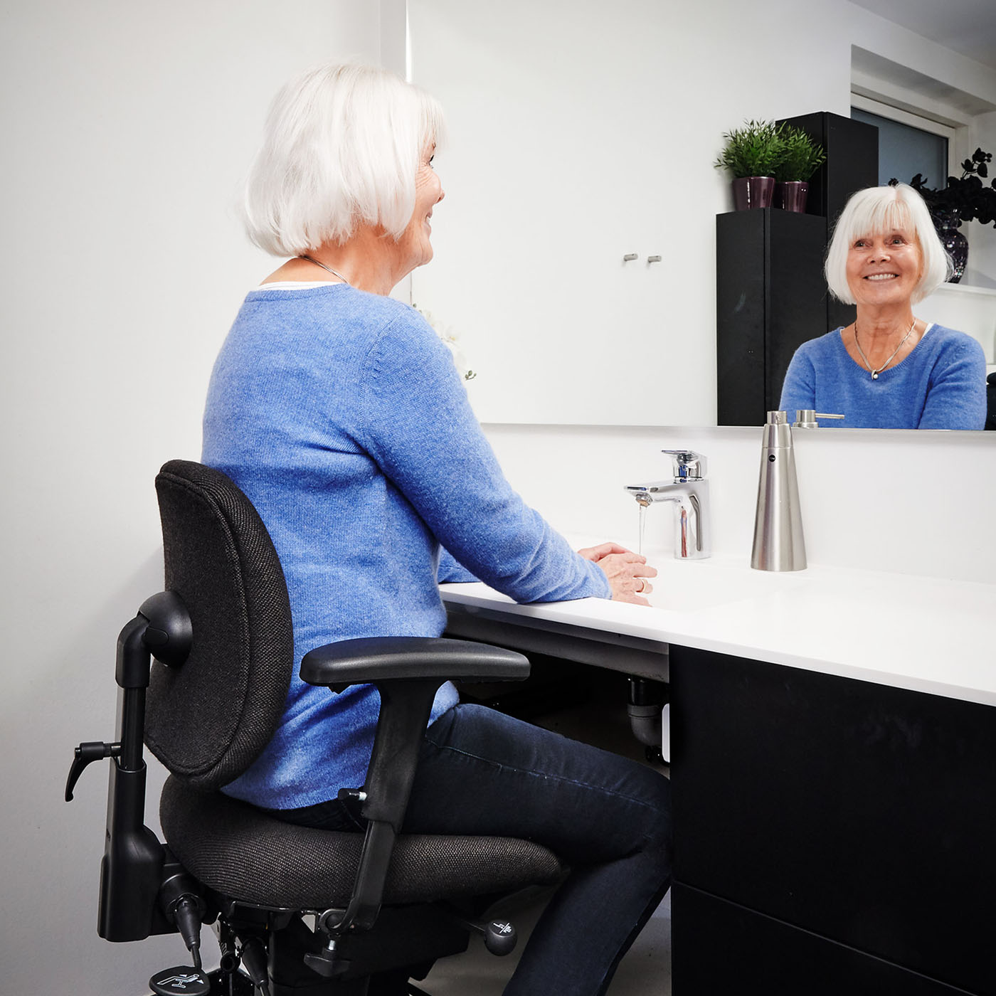 velachair-700-chair-bathroom-1400x1400_old