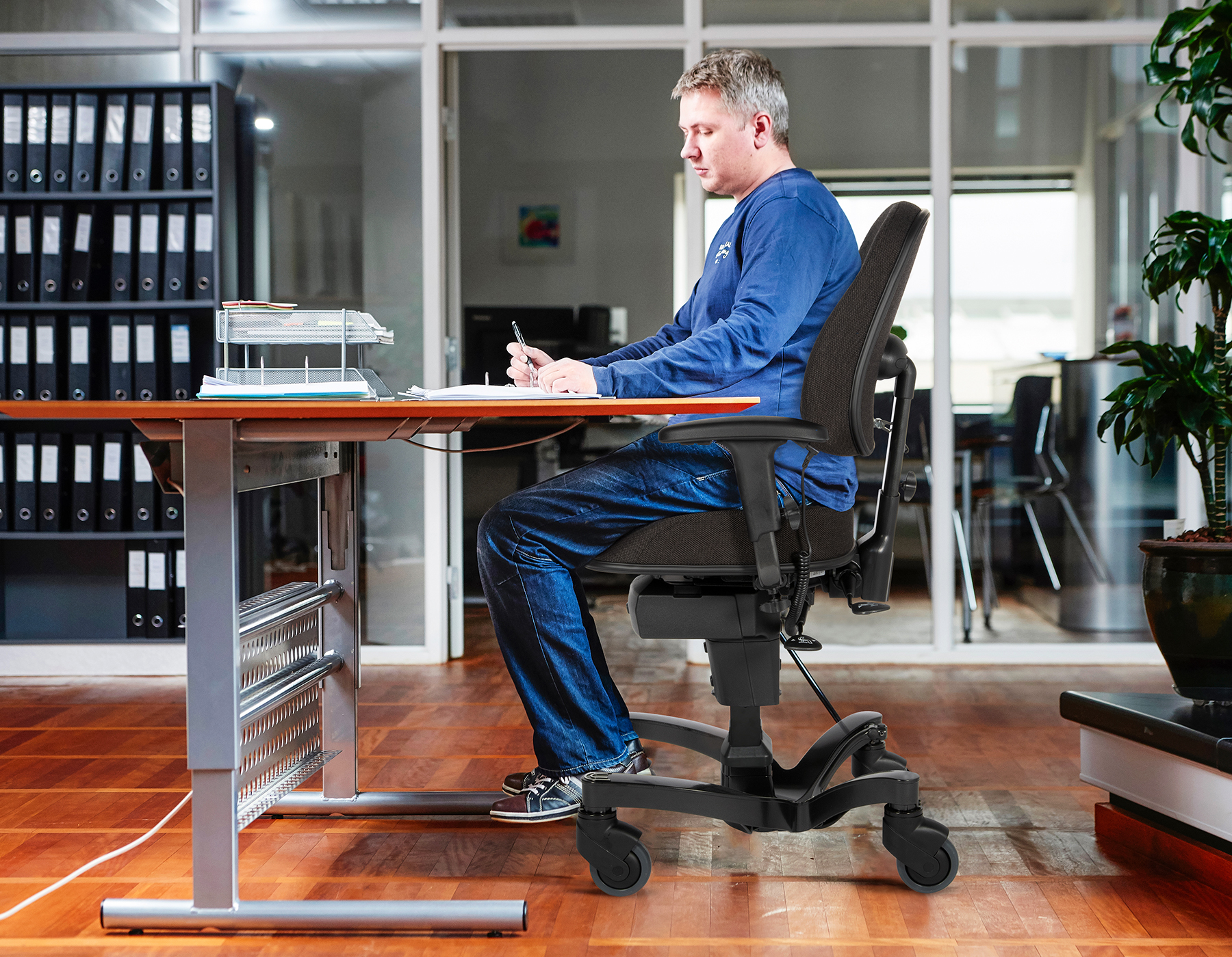 Mand i VELA-stol til forebyggelse mod lændesmerter