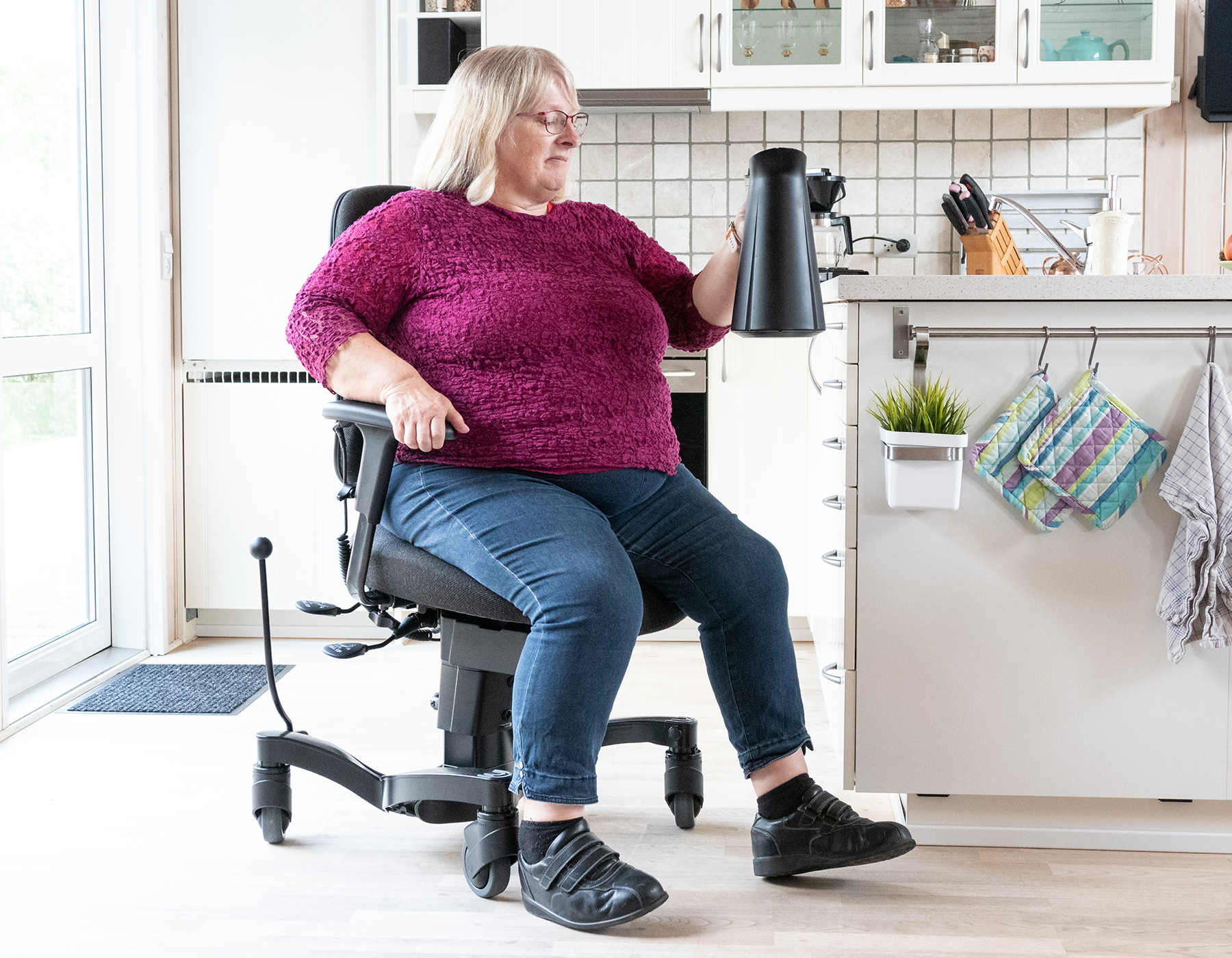 Woman bruker VELA-stolen til energiøkonomisering