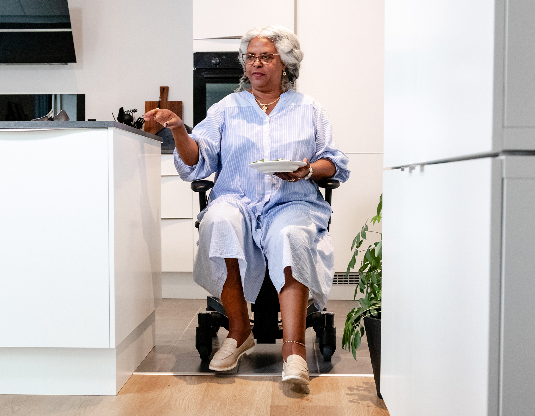 Woman bruker VELA-stol som et hjelpemiddel ved gangvansker