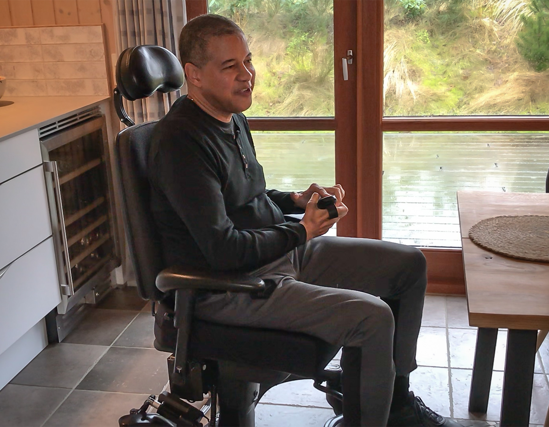 Mann med muskeldystrofi sitter i en VELA-stol