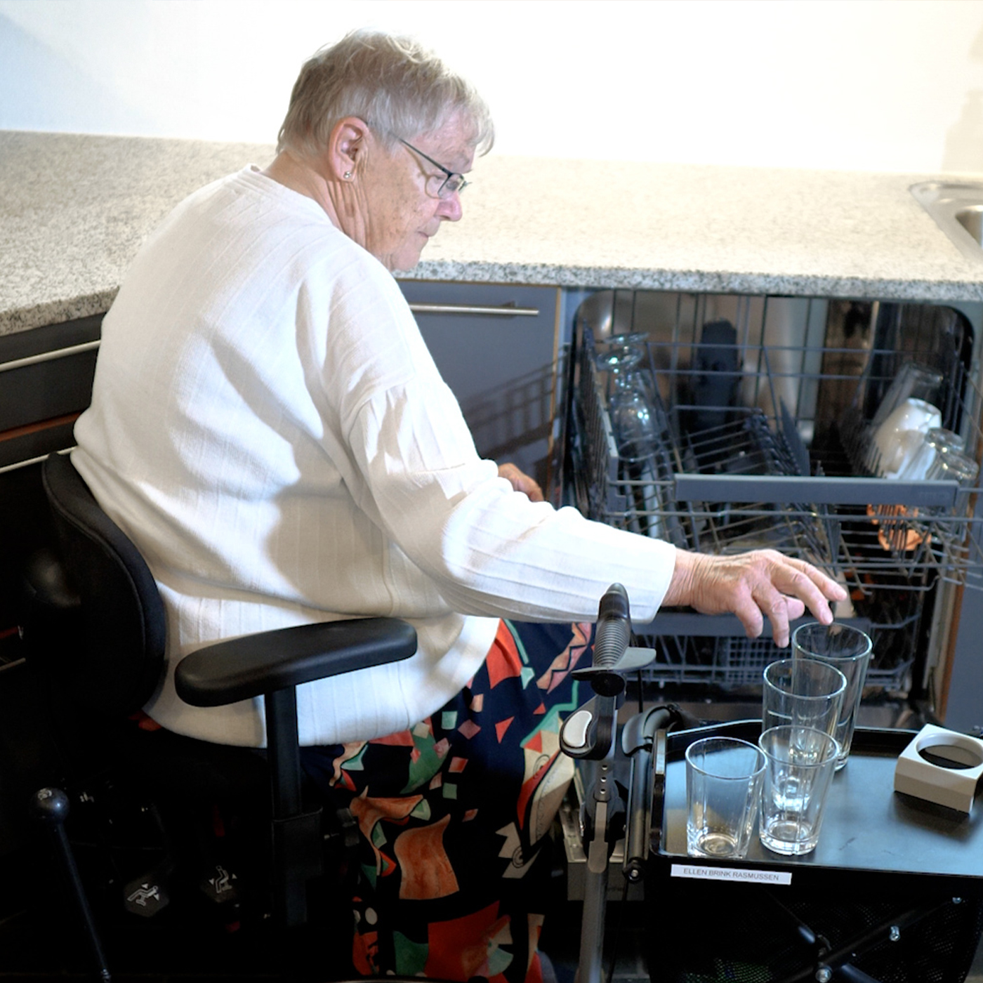 vela-chair-helps-senior-citizen-4_id030